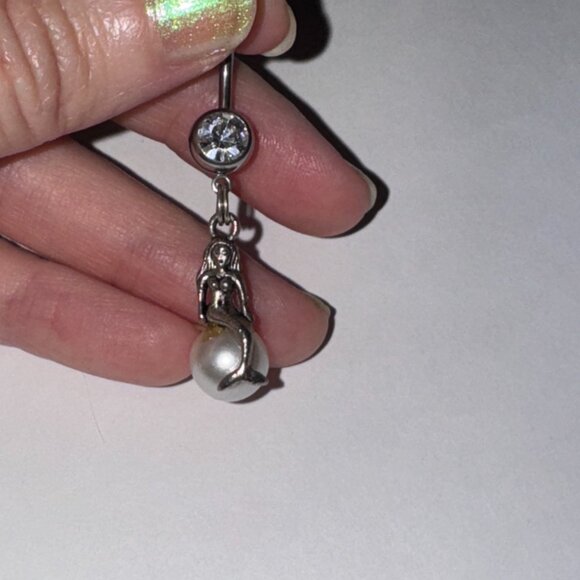 Mermaid on White Pearl Dangle Belly Ring - Picture 10 of 12